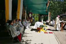 Festgottesdienst zum 1.000 Todestag des Heiligen Heimerads auf dem Hasunger Berg (Foto: Karl-Franz Thiede) Festgottesdienst zum 1.000 Todestag des Heiligen Heimerads auf dem Hasunger Berg (Foto: Karl-Franz Thiede)